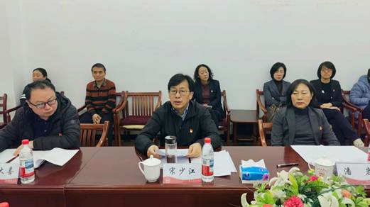 一群人坐在桌子前 描述已自动生成